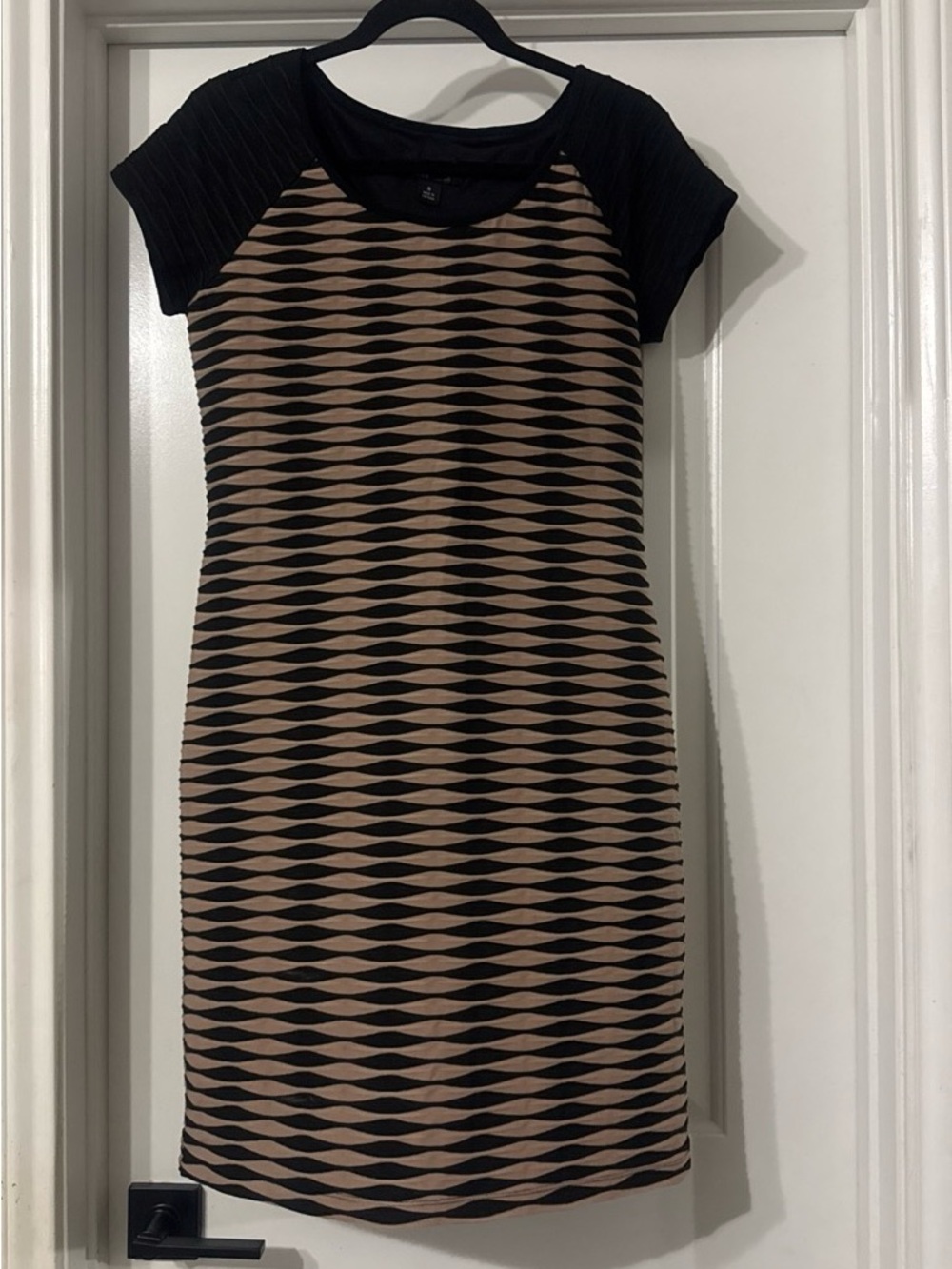 Ronni Nicole Black and Beige Geometric Short-Sleeve Knit Dress